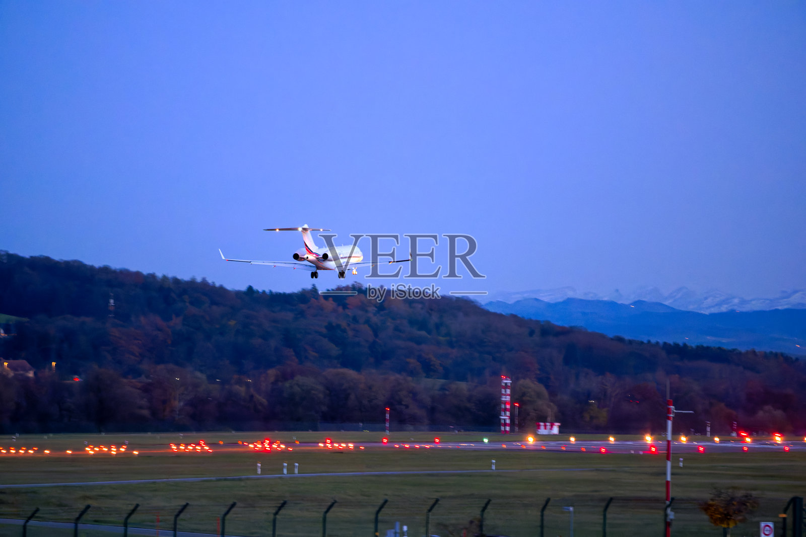 秋日傍晚，注册号为CS-GLK的Netjets庞巴迪环球6500私人飞机降落在瑞士苏黎世机场。照片摄影图片