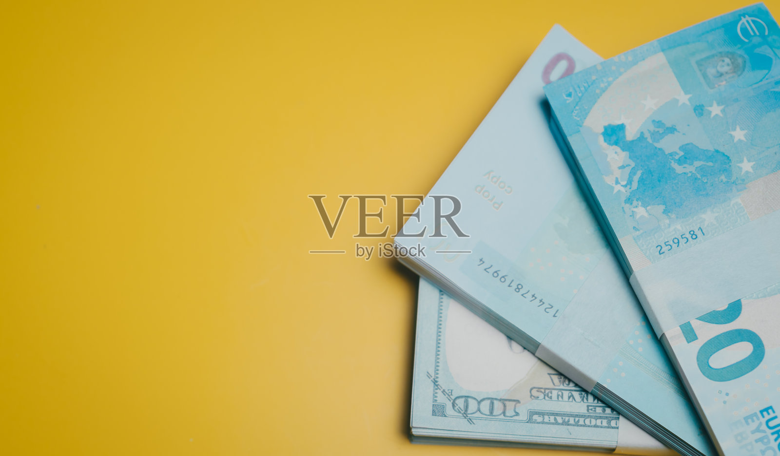 欧元纸币 美元 货币 钱 金融 现金 蓝色 绿色纸币堆 财务 经济 财富 储蓄 投资 商业 支付 金融文件 纸币 货币兑换照片摄影图片