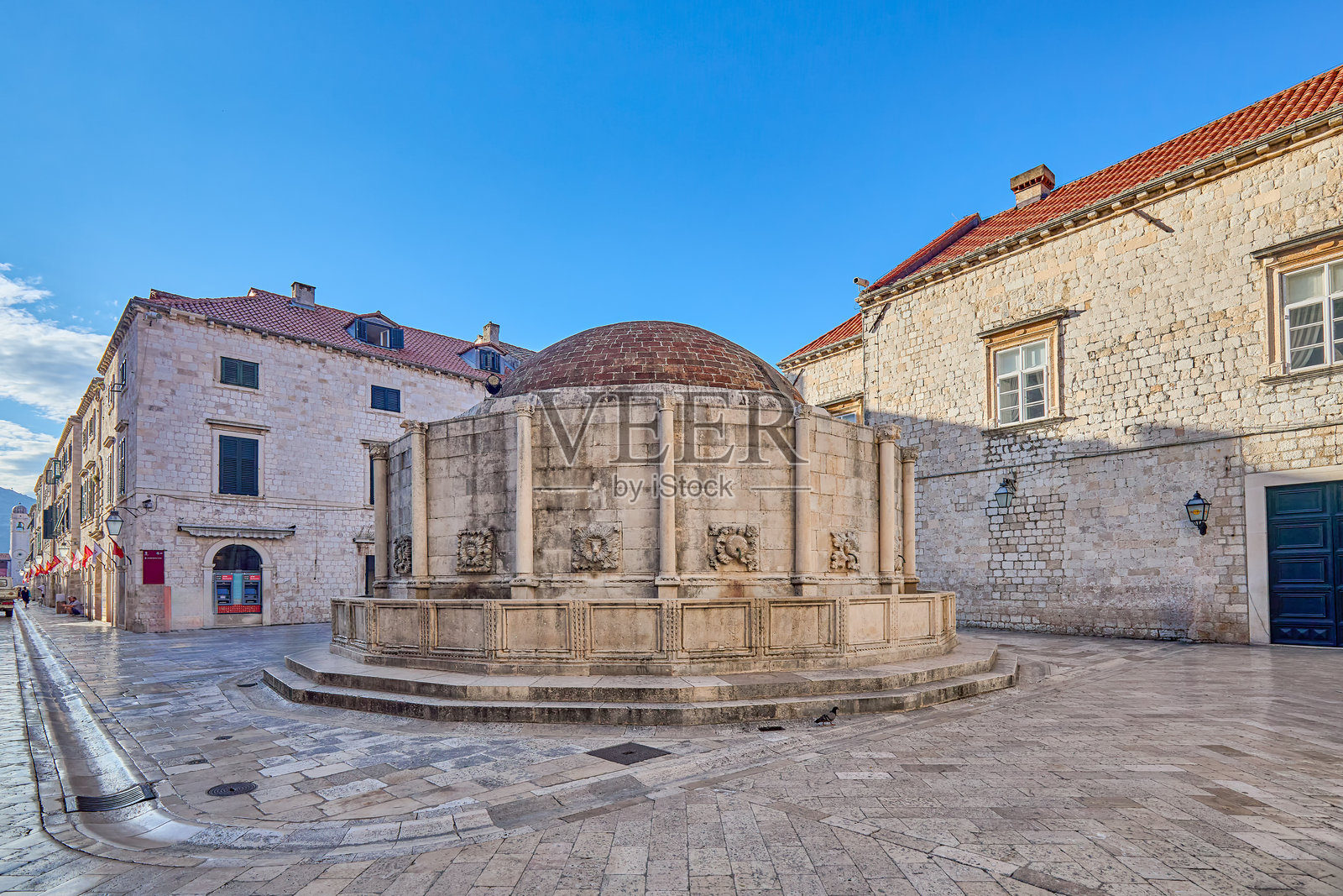 造型为石雕戴面具的阿·马斯克隆(A Maskeron)设计的饮水喷泉,水龙头从口中伸出。建于1440年,大奥诺弗里喷泉(Big Onofrio's Fountain)是一个十六边形容器,带有穹顶和16个饮水龙头,位于克罗地亚欧洲杜布罗夫尼克。照片摄影图片