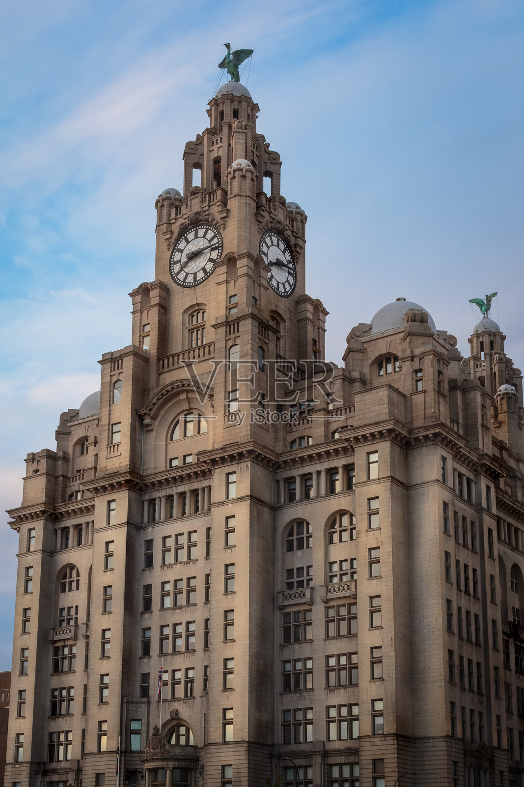 利物浦城市天际线，海滨有皇家利物大厦，位于默西河，英格兰。2025年8月6日。照片摄影图片