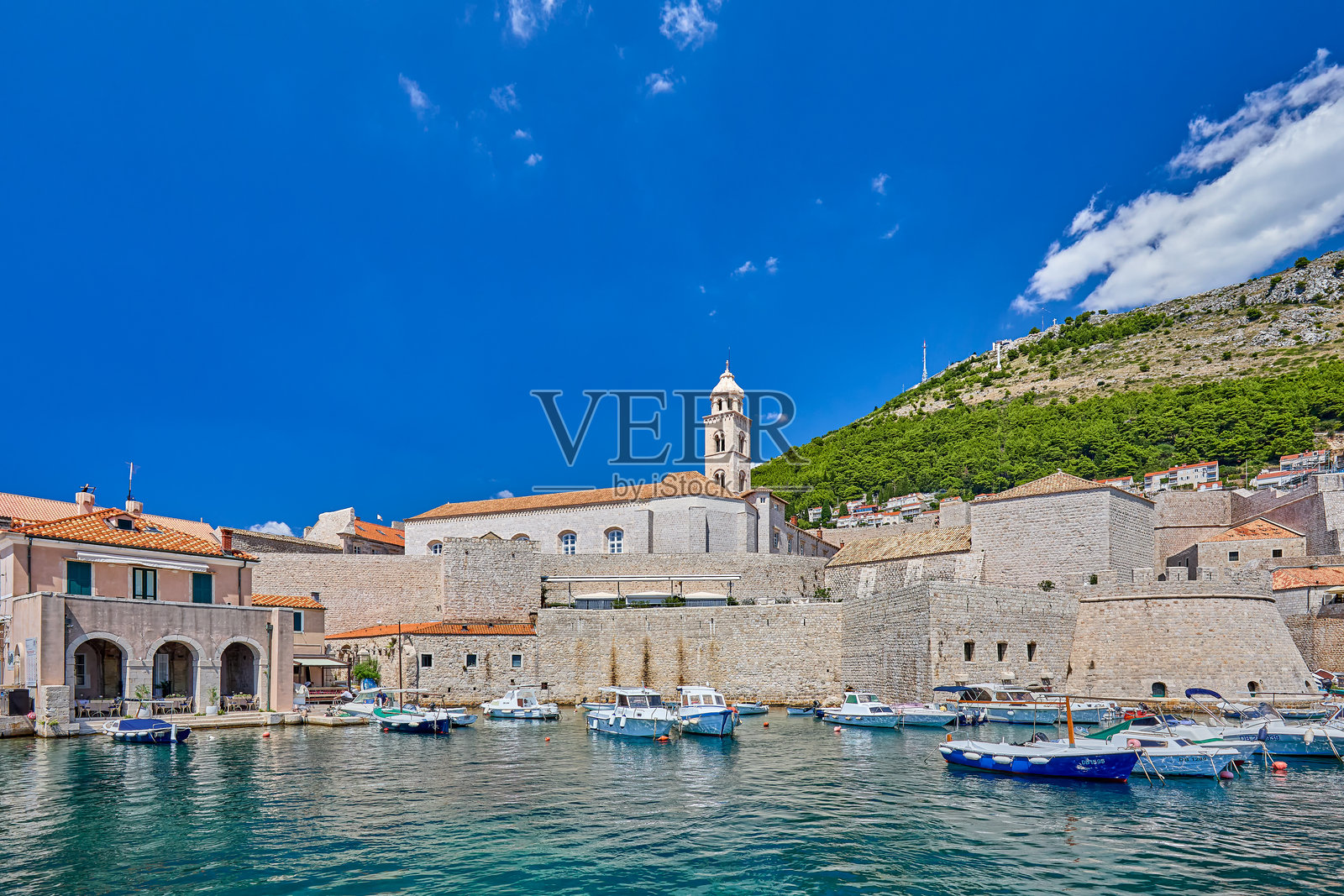 克罗地亚欧洲杜布罗夫尼克老城中心的旧港区景色,停泊着船只和游艇。照片摄影图片