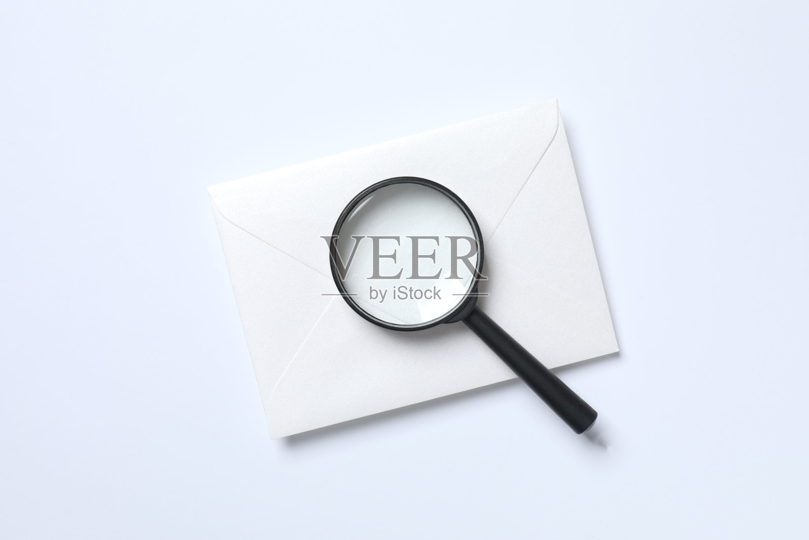 白色背景上的放大镜和卡片照片摄影图片