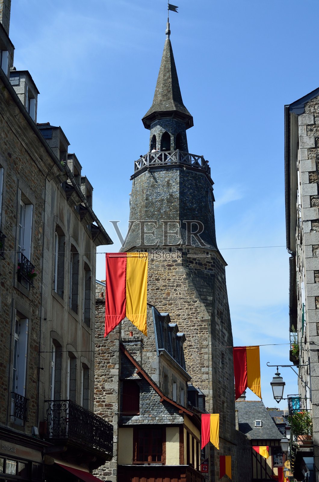 迪南街道上的中世纪旗帜照片摄影图片