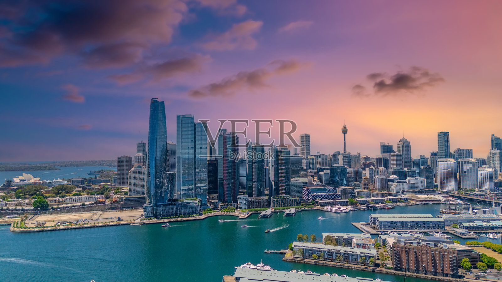 澳大利亚新南威尔士州悉尼港和城市天际线的全景夜景，在美丽的春日里呈现出绚丽多彩的天空照片摄影图片