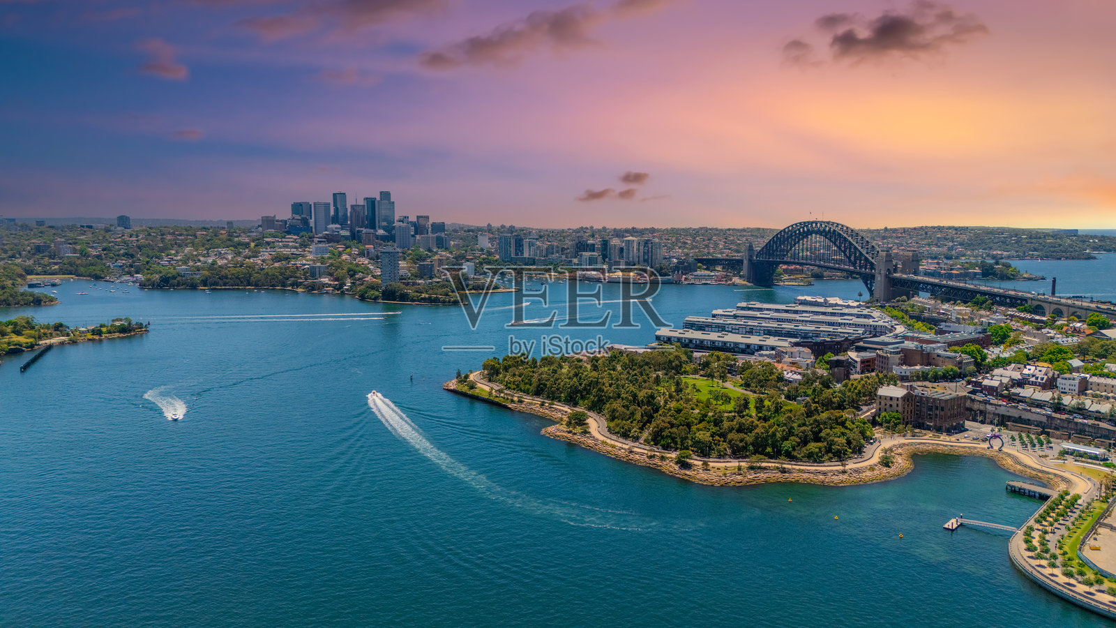 澳大利亚新南威尔士州悉尼港和城市天际线的全景夜景，在美丽的春日里天空色彩绚丽照片摄影图片
