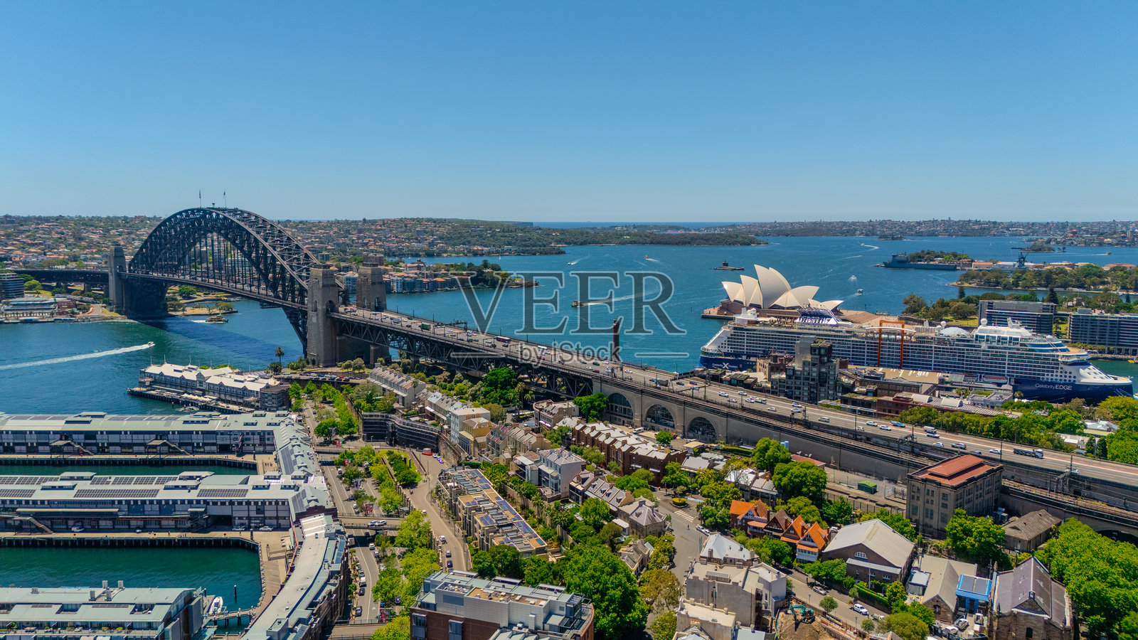 澳大利亚新南威尔士州悉尼港和城市天际线的全景夜景，在美丽的春日映衬下，天空色彩绚烂照片摄影图片