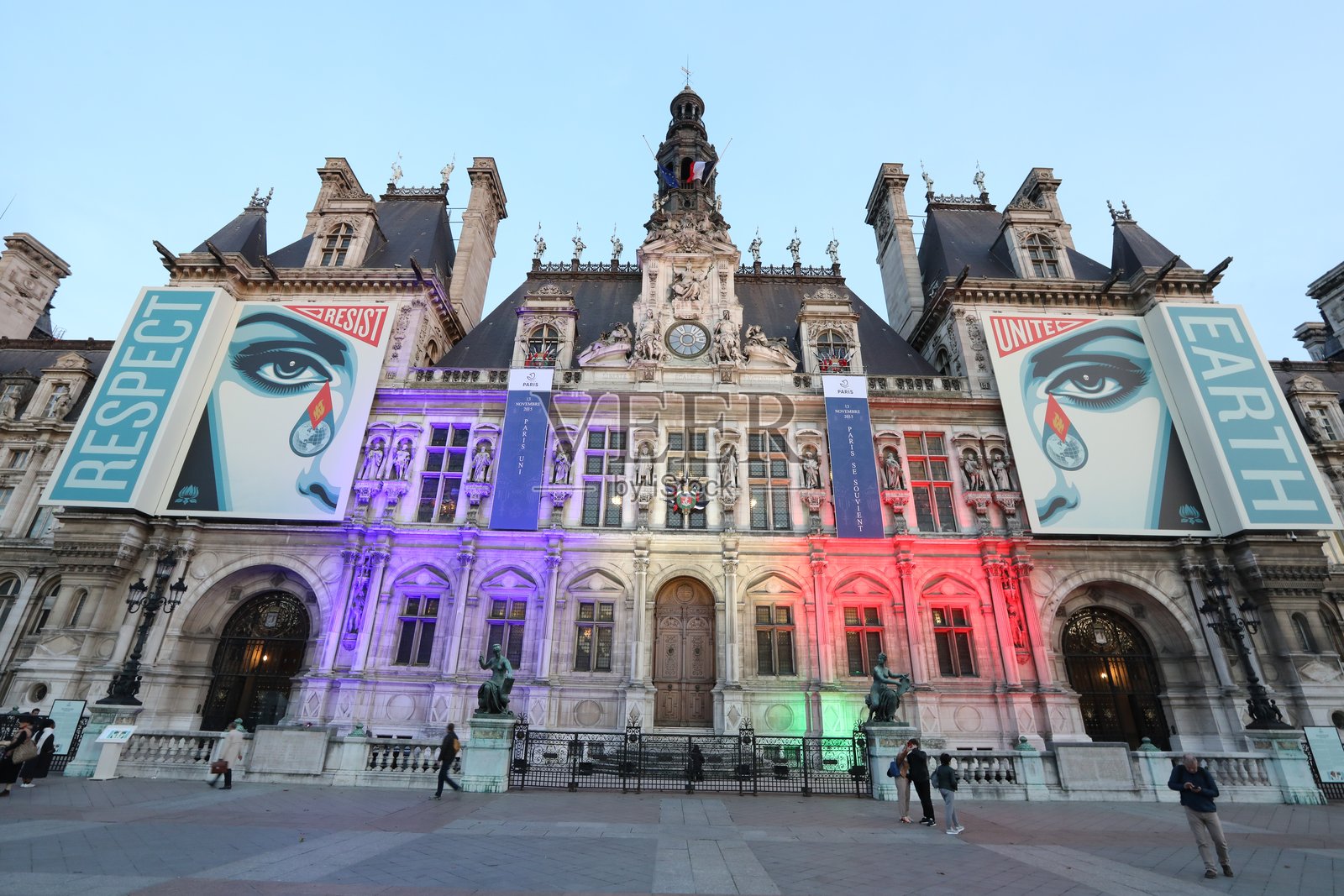 巴黎市政厅的外墙纪念2015年11月13日的遇难者。照片摄影图片