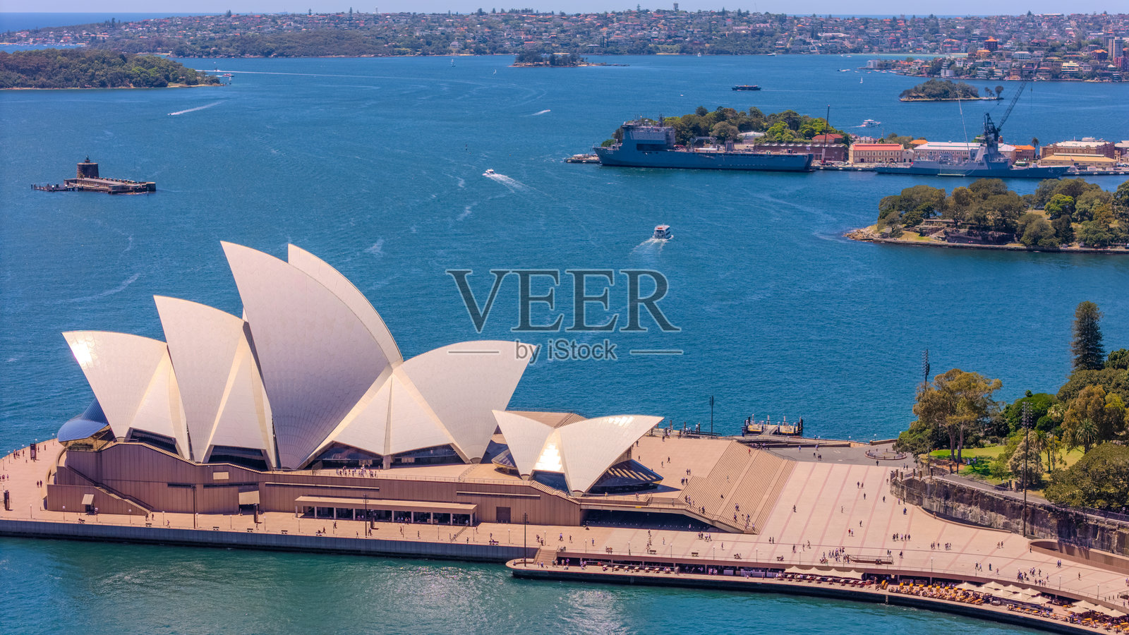 澳大利亚新南威尔士州悉尼港和城市天际线的全景夜景,春日里天空色彩斑斓,美不胜收。照片摄影图片