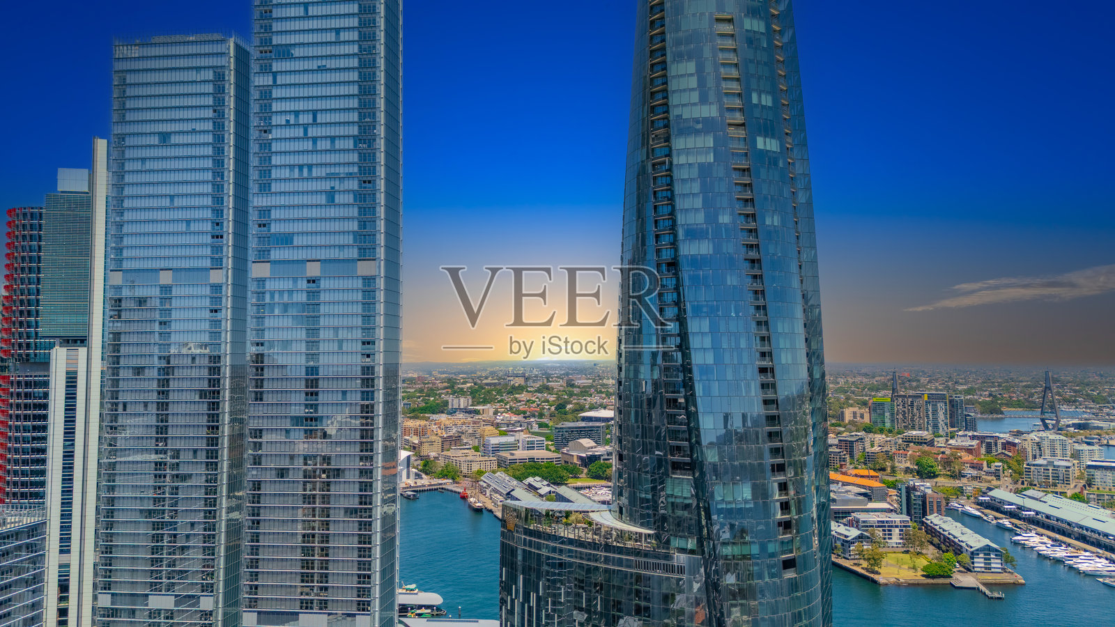 澳大利亚新南威尔士州悉尼港和城市天际线的全景夜景,在美丽的春日里,天空色彩绚丽。照片摄影图片