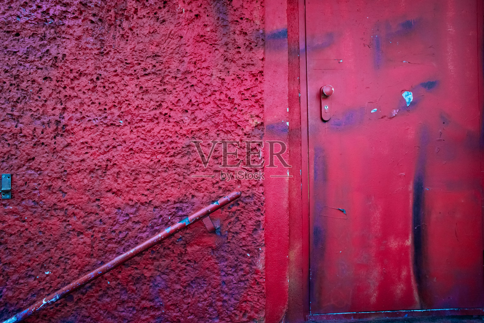 带有都市颓废背景的红色油漆门和纹理墙照片摄影图片
