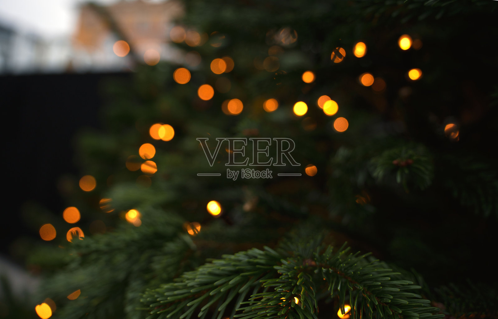 装饰着红色饰品、常青树枝和温暖金色散景灯光的圣诞街道，营造出舒适愉悦的节日氛围照片摄影图片