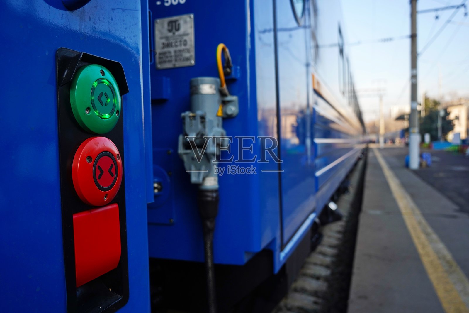 火车车厢内的紧急按钮。照片摄影图片