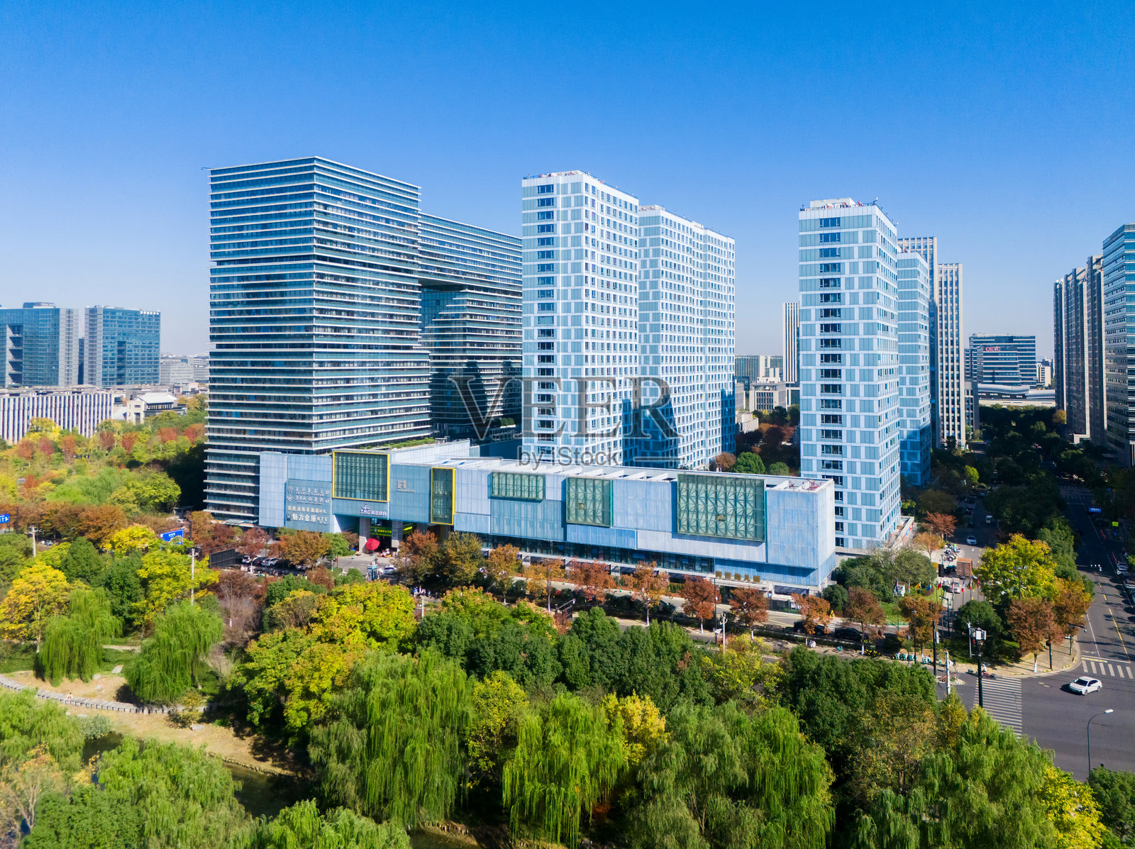 生态友好型现代都市景观中的可持续绿色屋顶建筑照片摄影图片