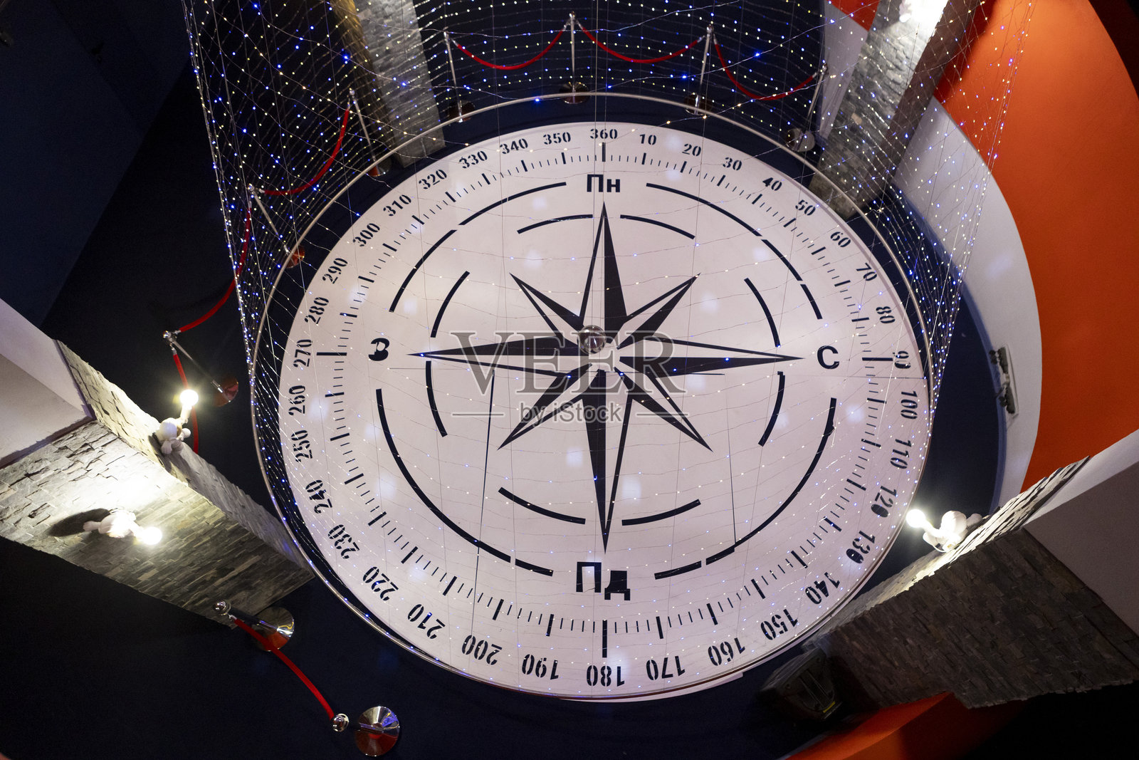 室内圣诞装置，带有发光的花环和灯光效果。照片摄影图片