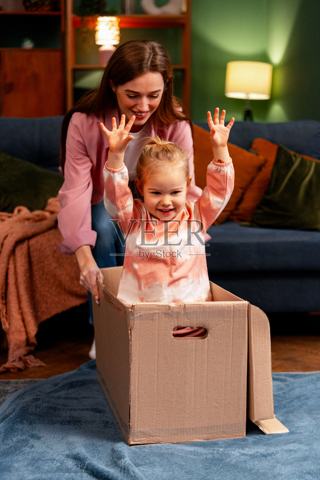 妈妈和女儿在家玩纸箱，玩得很开心照片摄影图片