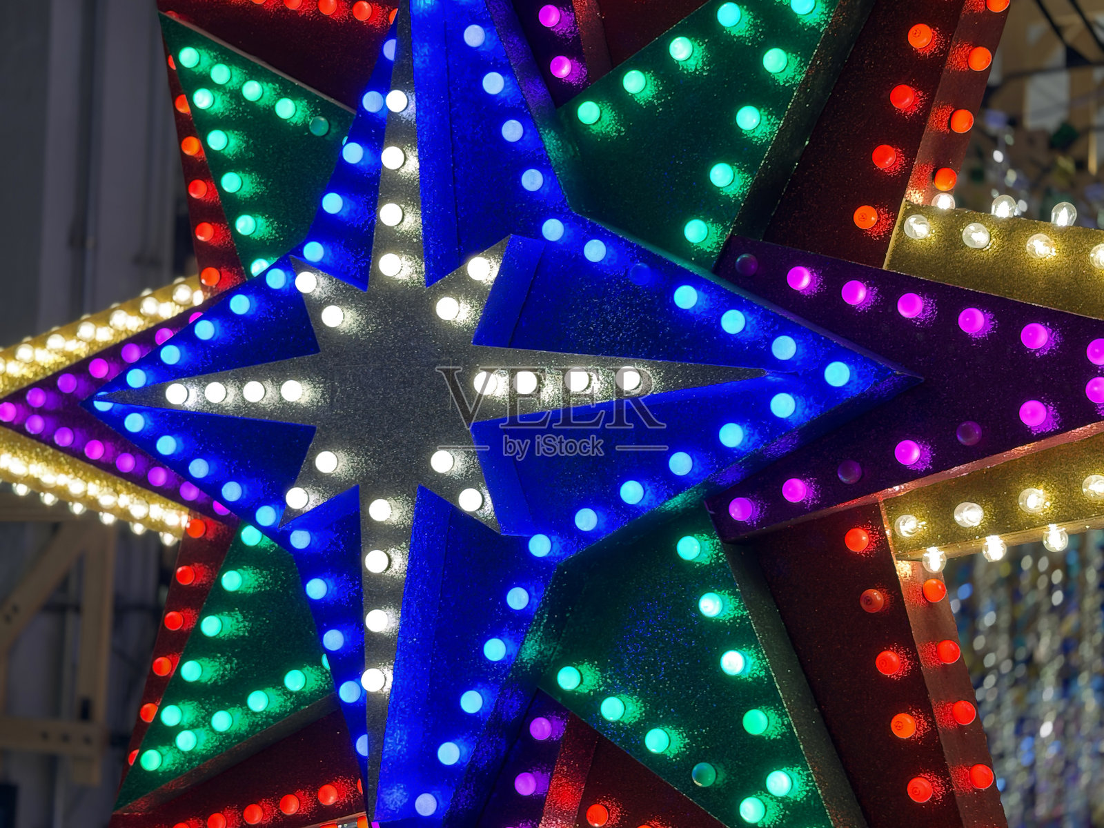 彩色闪光星形设计灯串，室内公共季节性装饰背景，前景聚焦照片摄影图片