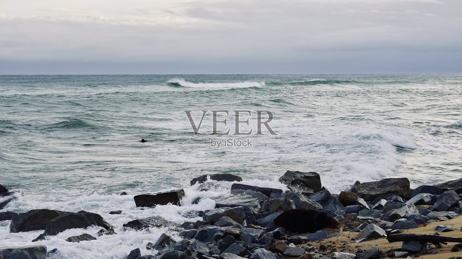 未经雕琢的海岸线，翡翠般的海浪拍打着嶙峋的礁石，在自然光下展现出大自然粗犷之美。照片摄影图片