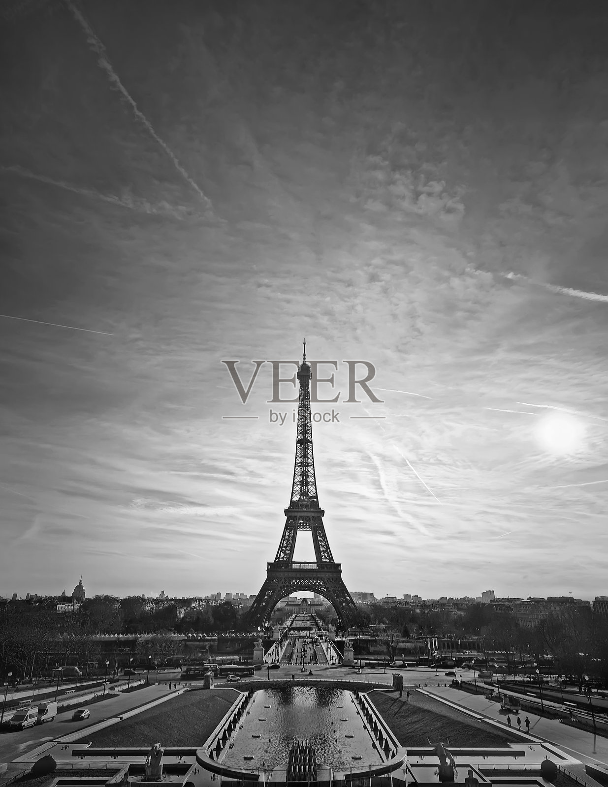 埃菲尔铁塔在朦胧的日落天空中投下剪影，俯瞰特罗卡德罗花园喷泉和战神广场，这是巴黎令人惊叹的黑白景象。照片摄影图片