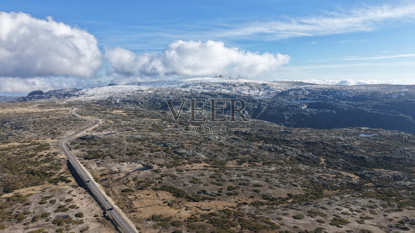雪中的 Serra da Estrela 山脉鸟瞰图照片摄影图片