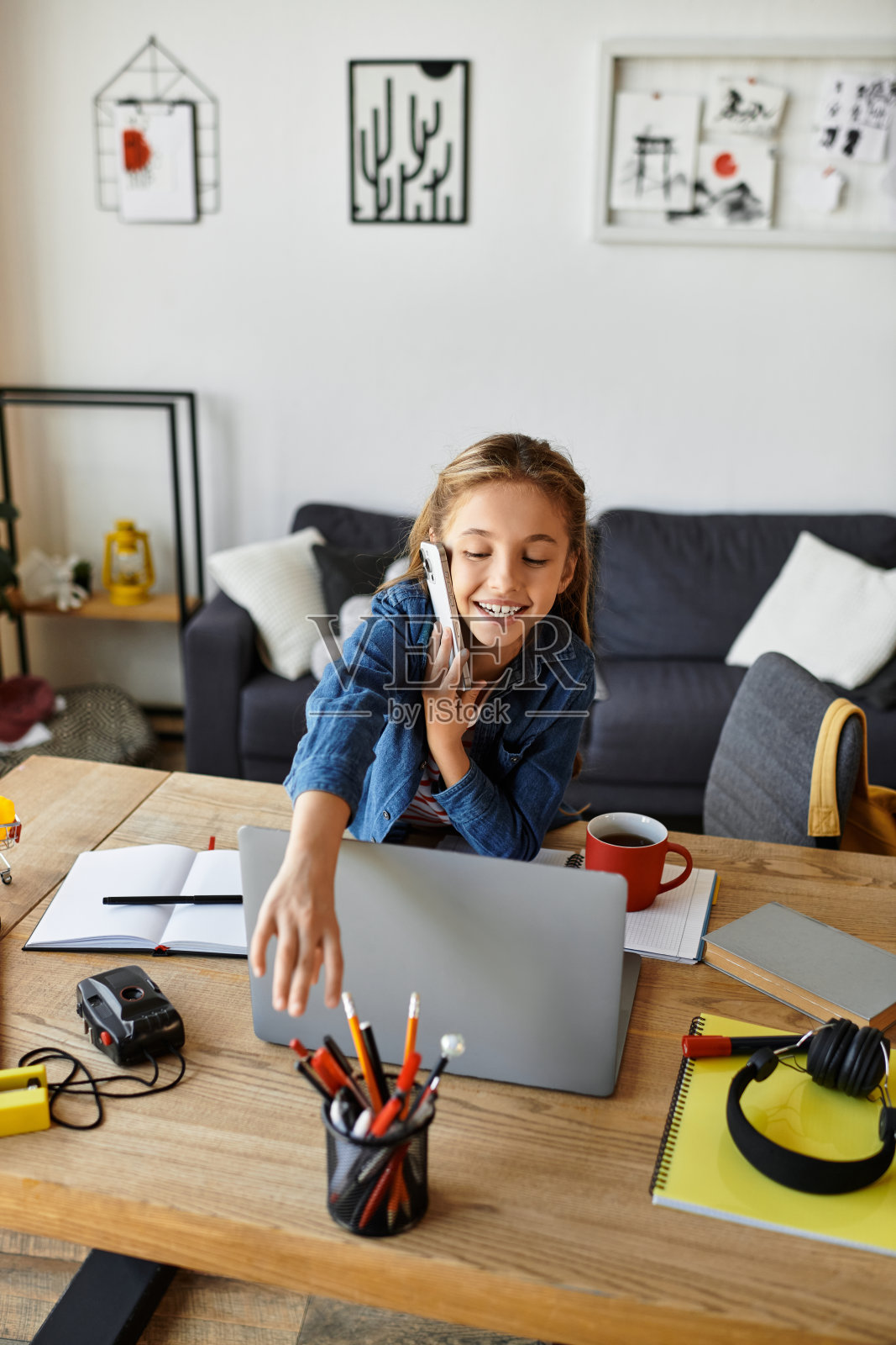 一位时尚女孩在家中，在笔记本电脑和手机的陪伴下，享受着充满创意的下午时光照片摄影图片