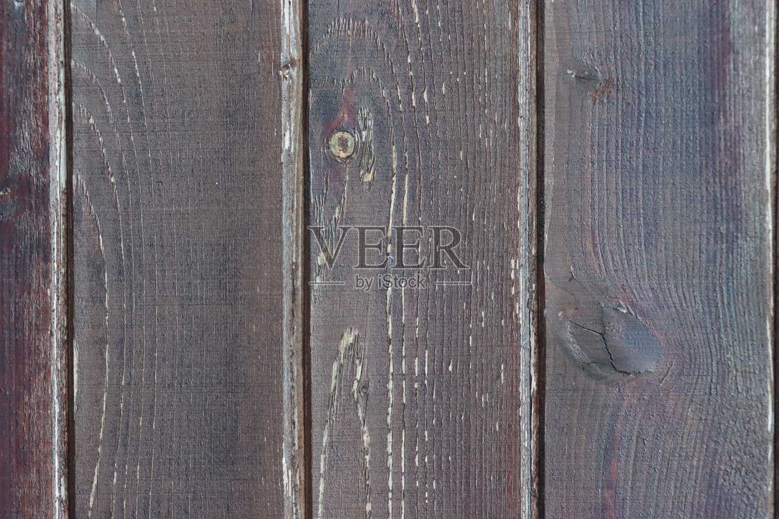 背景由陈旧、破损的棕色木板构成。照片摄影图片