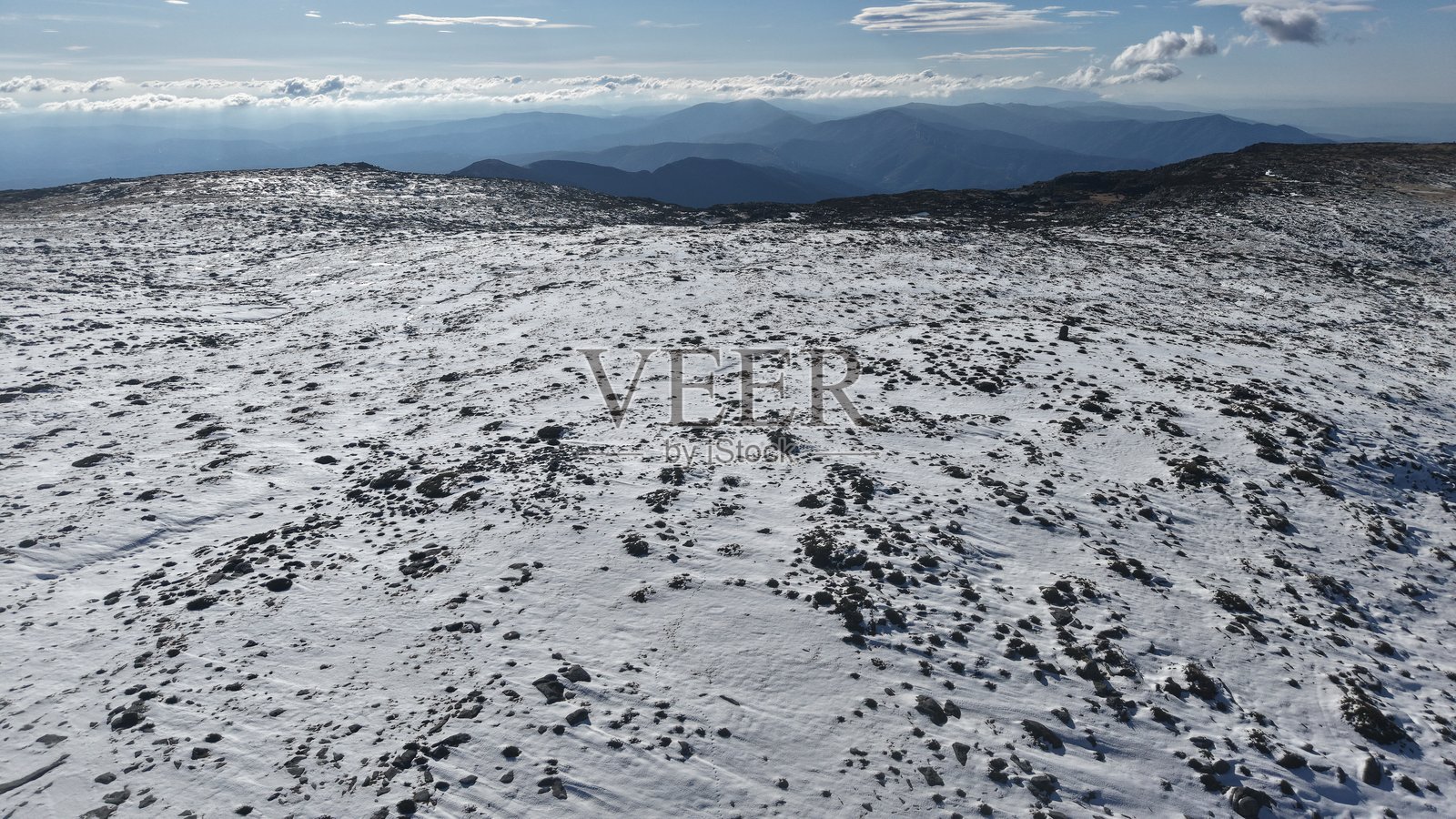 雪后的 Serra da Estrela 山脉航拍景象照片摄影图片