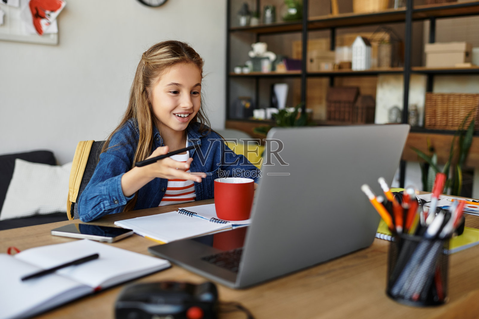 Z世代女孩在家中放松地进行在线学习照片摄影图片