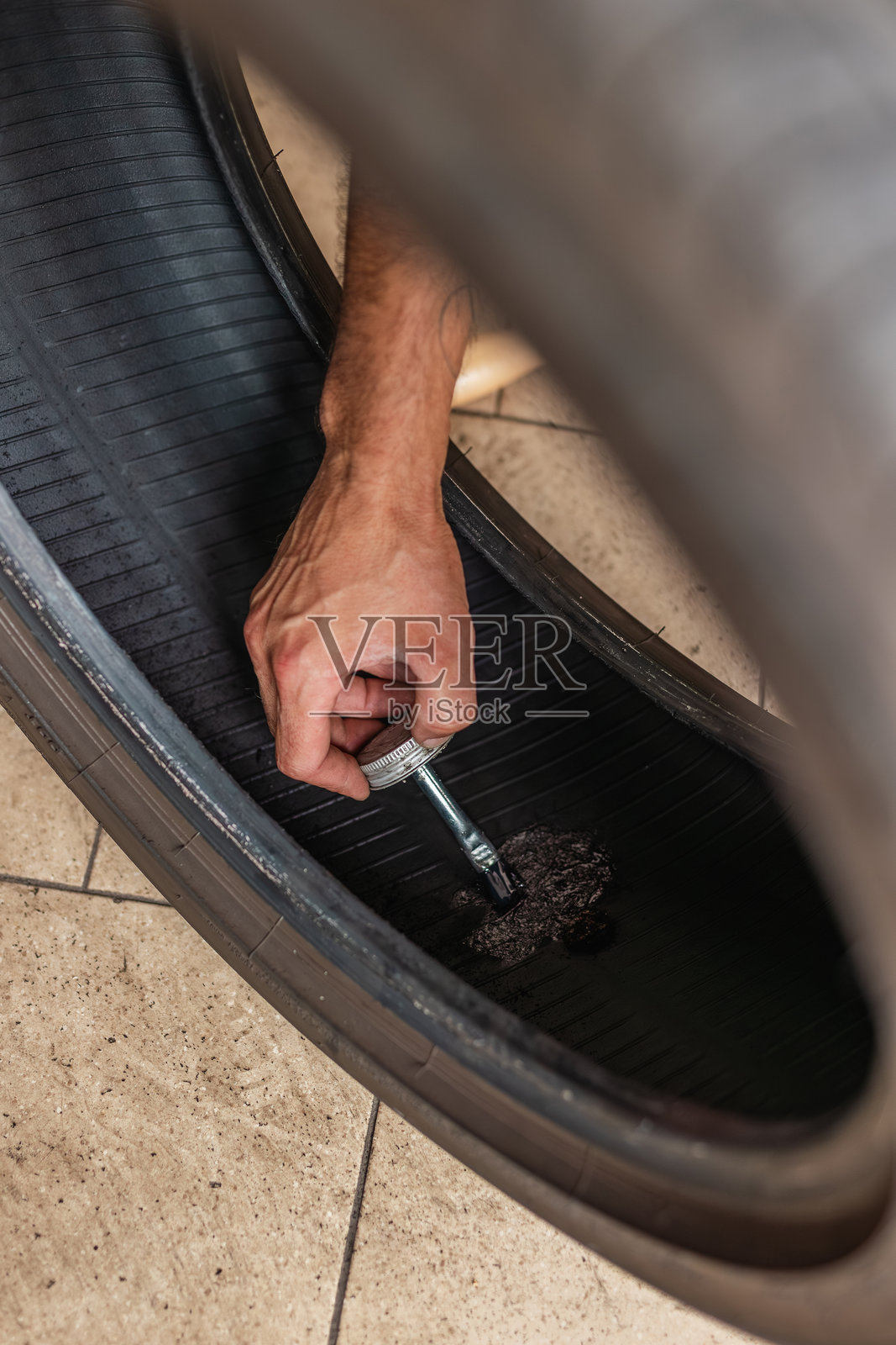 轮胎专家在轮胎上涂抹硫化胶照片摄影图片
