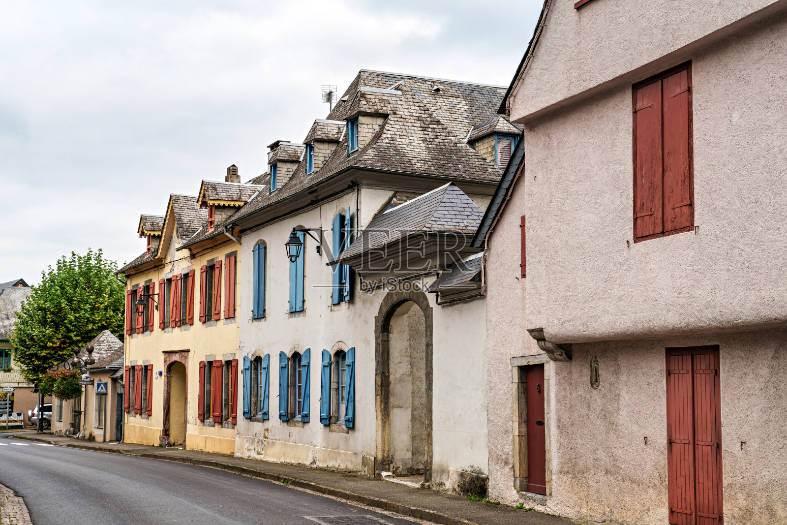 法国上比利牛斯省风景如画的历史悠久的坎帕纳村街道景象照片摄影图片