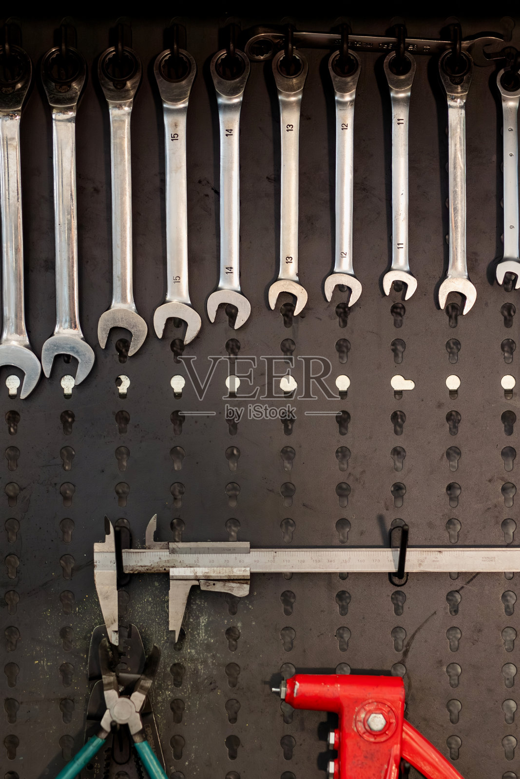 车间里的工具墙和扳手照片摄影图片