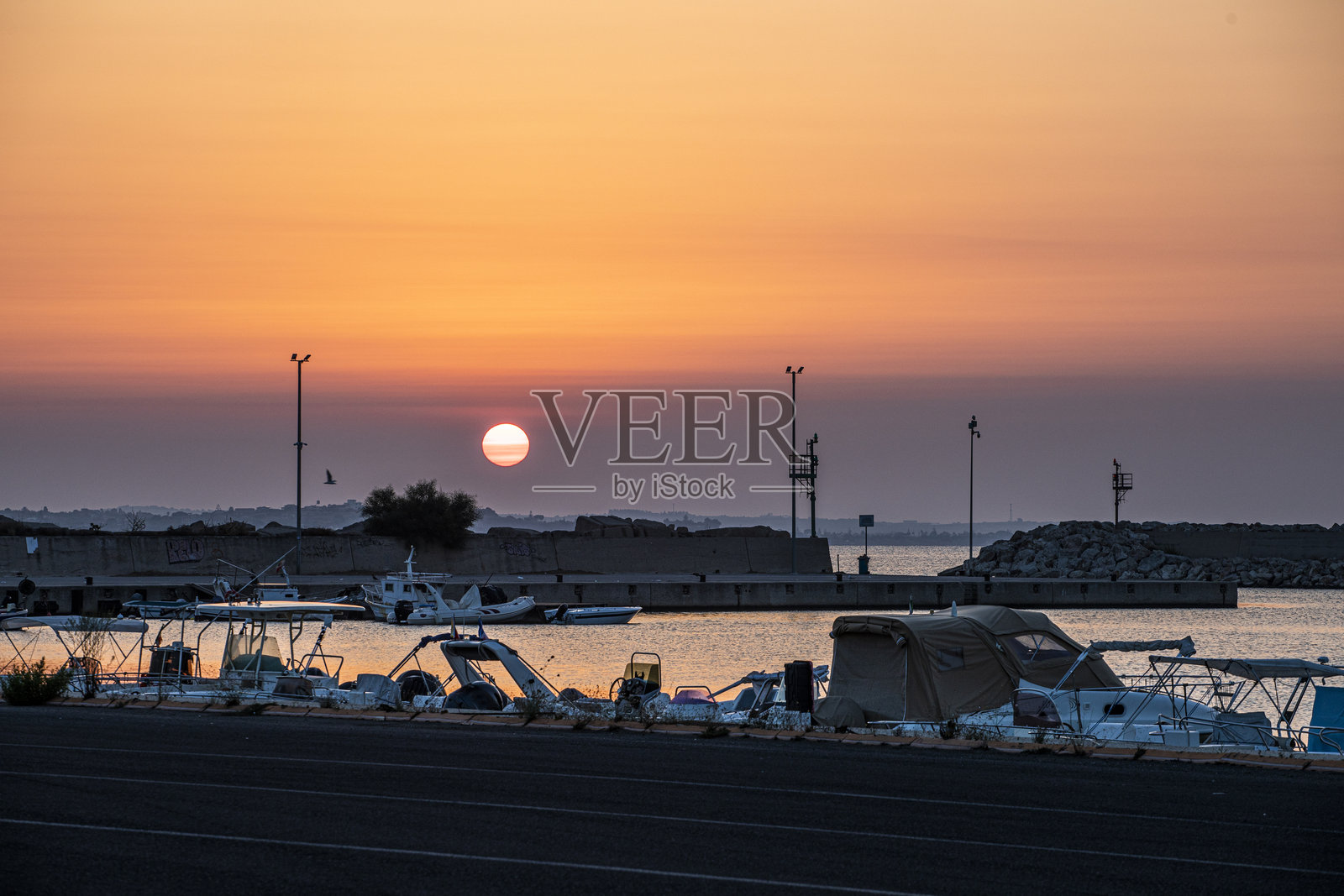 西西里岛码头日出，船只停泊。欧洲旅行照片摄影图片