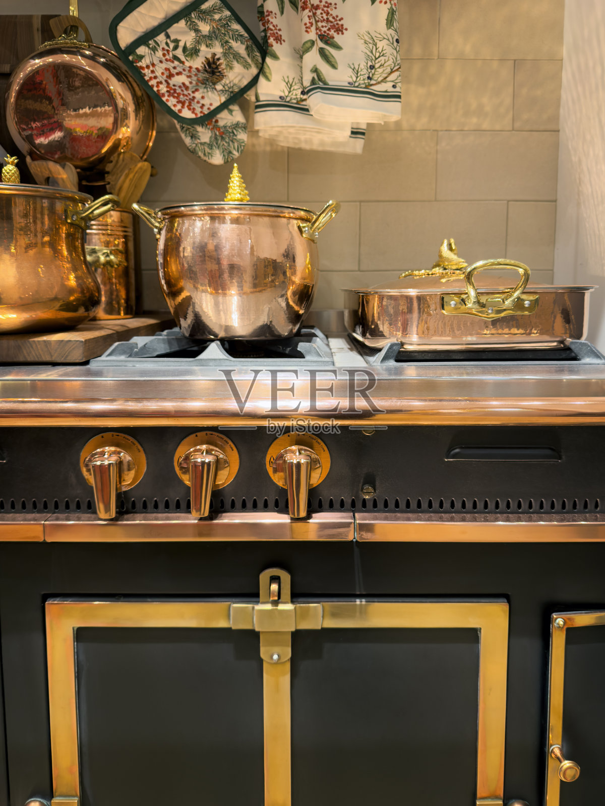 质朴的炉灶搭配铜锅，置于温馨的居家厨房中照片摄影图片