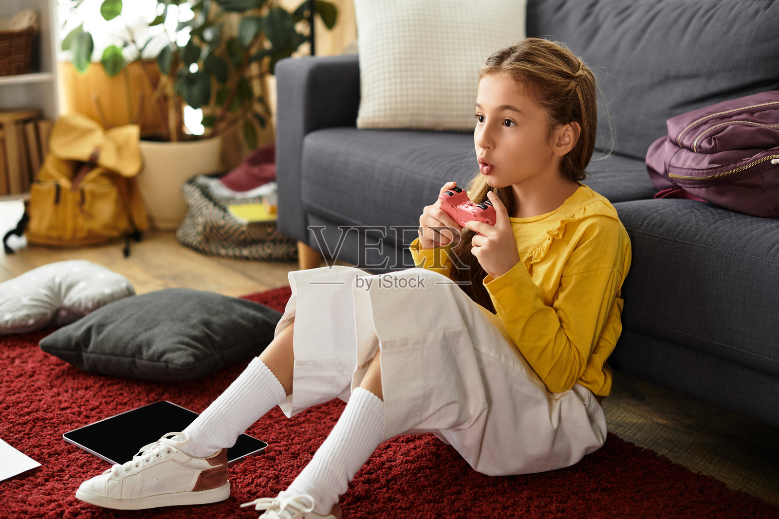 女孩穿着休闲装在家中享受时光，在室内玩耍照片摄影图片