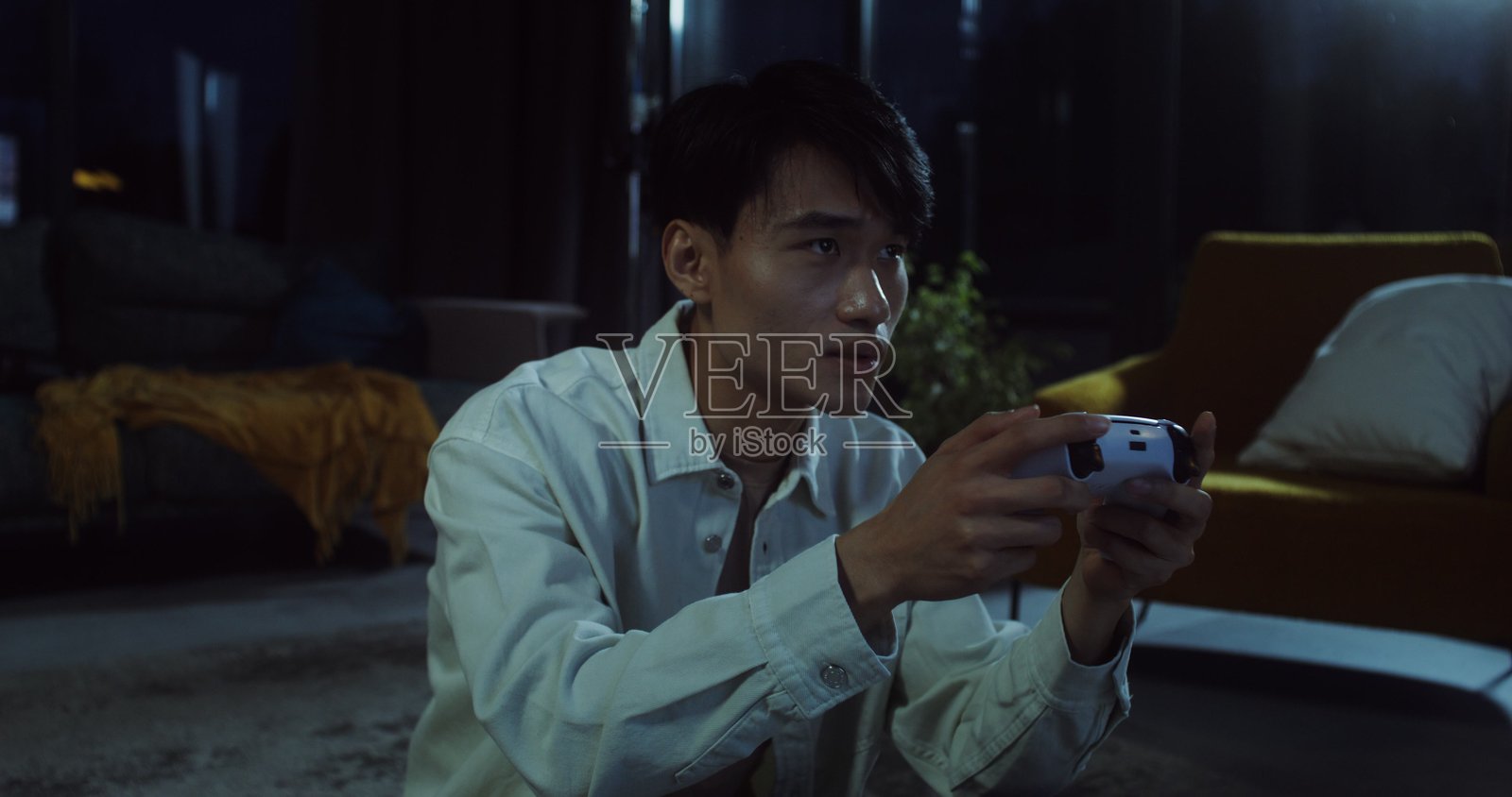 年轻人在家玩电子游戏照片摄影图片