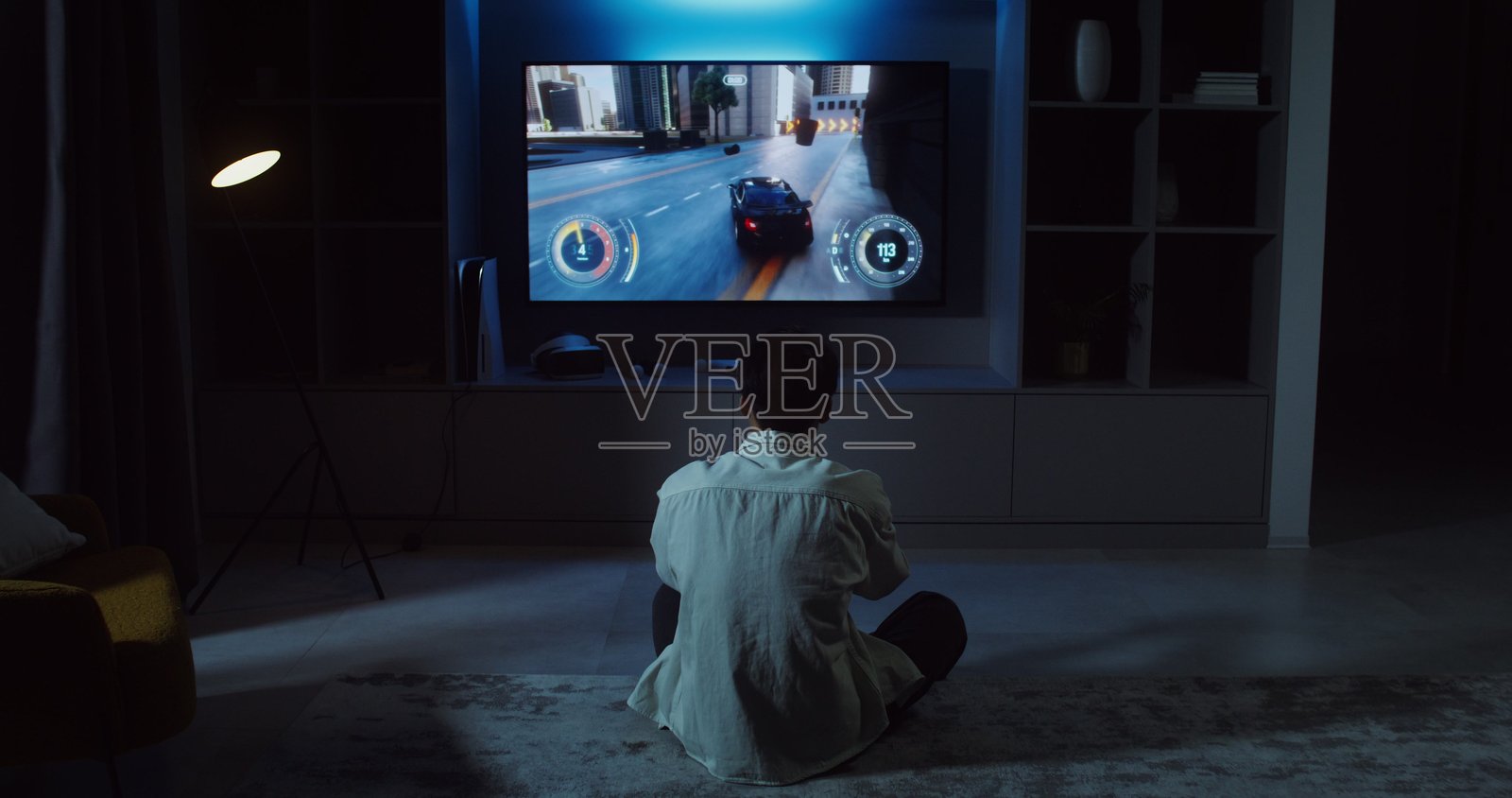 年轻男子在家玩电子游戏照片摄影图片