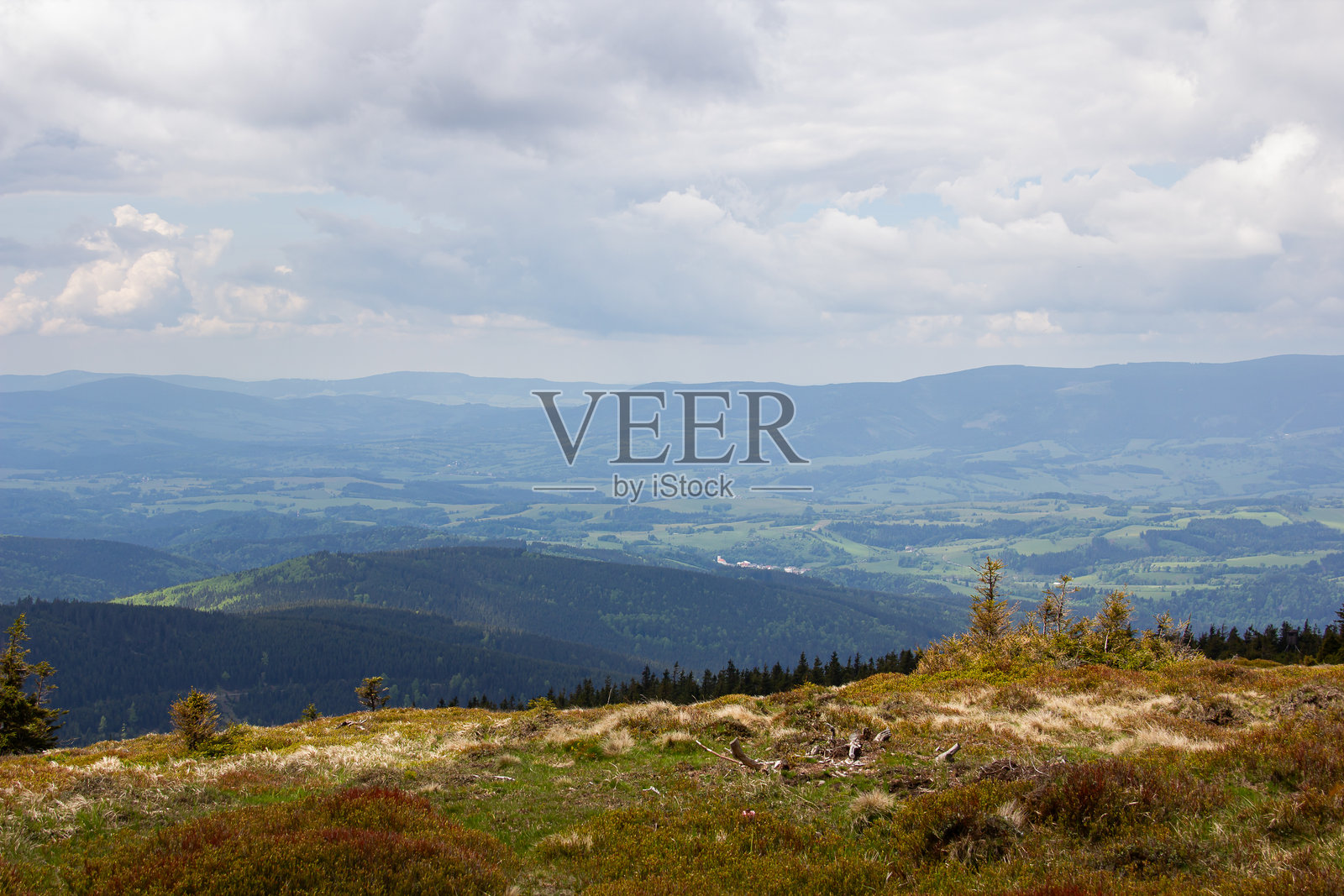 从高处俯瞰捷克共和国的耶塞尼基山脉、高地、欧洲风光照片摄影图片