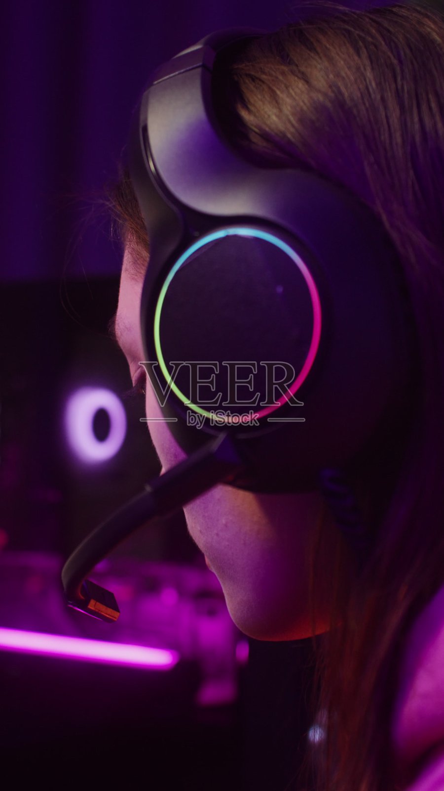 年轻女子在家玩电脑视频游戏照片摄影图片