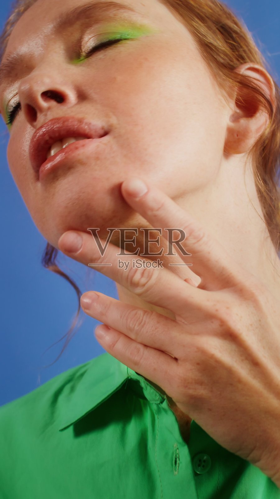 女性模特儿缓缓用手向下滑动的姿势照片摄影图片