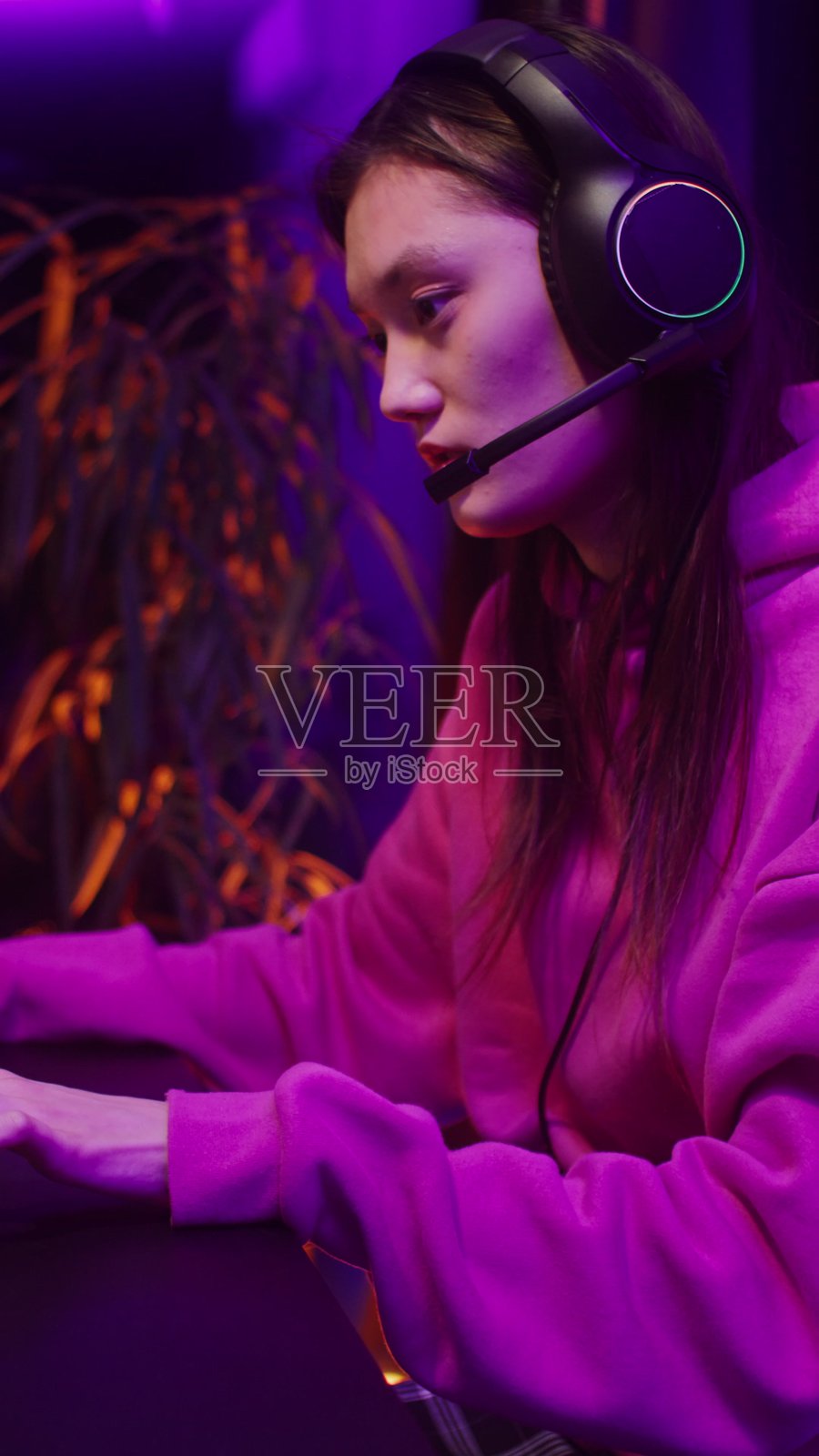 年轻女子在家玩电脑电子游戏。照片摄影图片