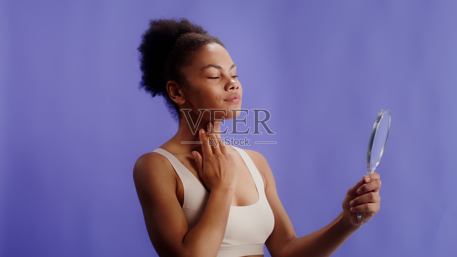 年轻的非裔美国女性触摸脸部，呵护自己照片摄影图片