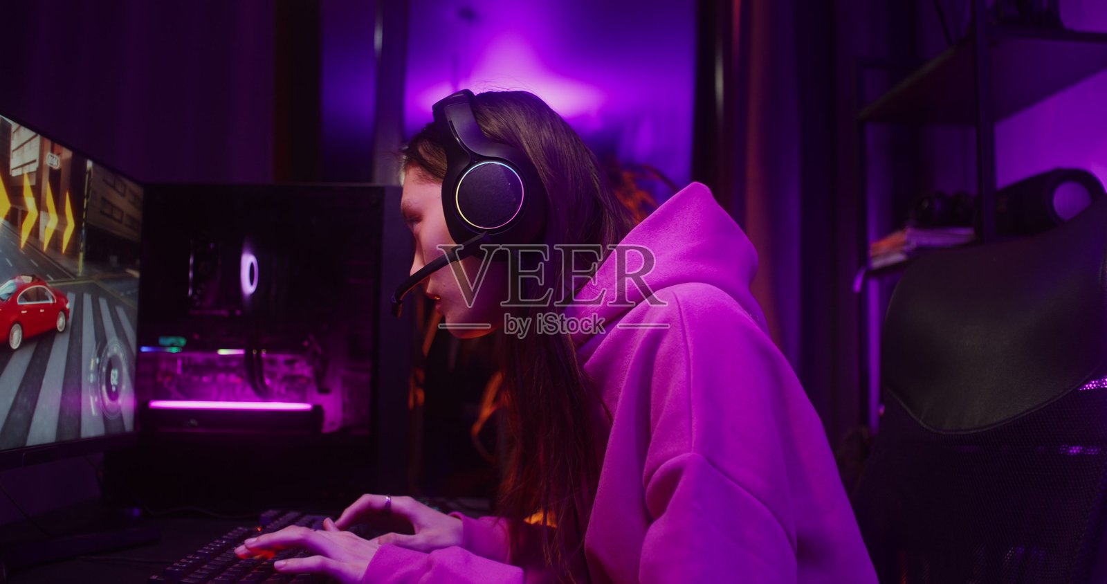 年轻女子在家玩电脑电子游戏。照片摄影图片