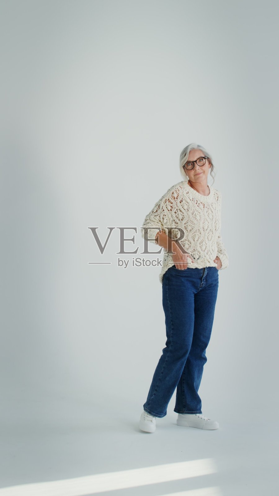 身着休闲服的老年女性正在摆姿势。照片摄影图片