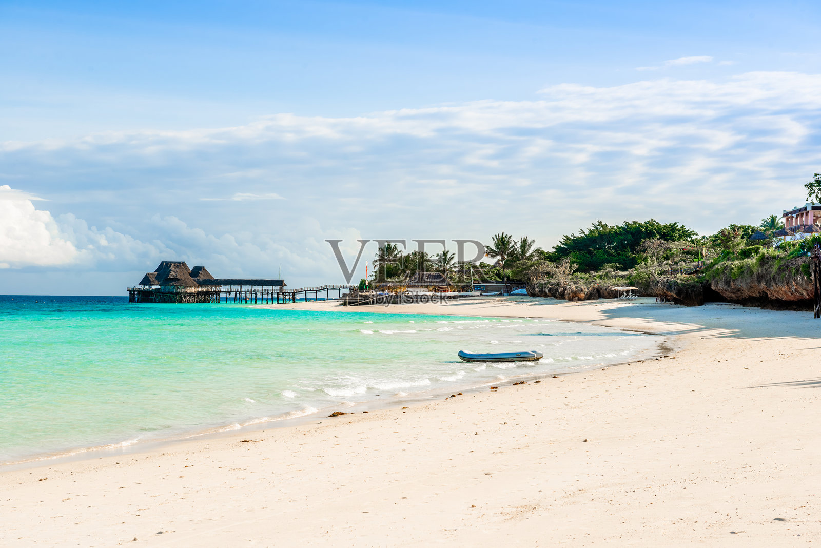 晶莹剔透的翡翠色海水照片摄影图片