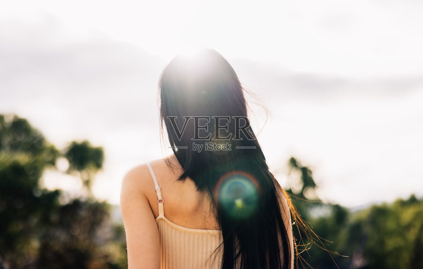 阳光下的女孩剪影照片摄影图片