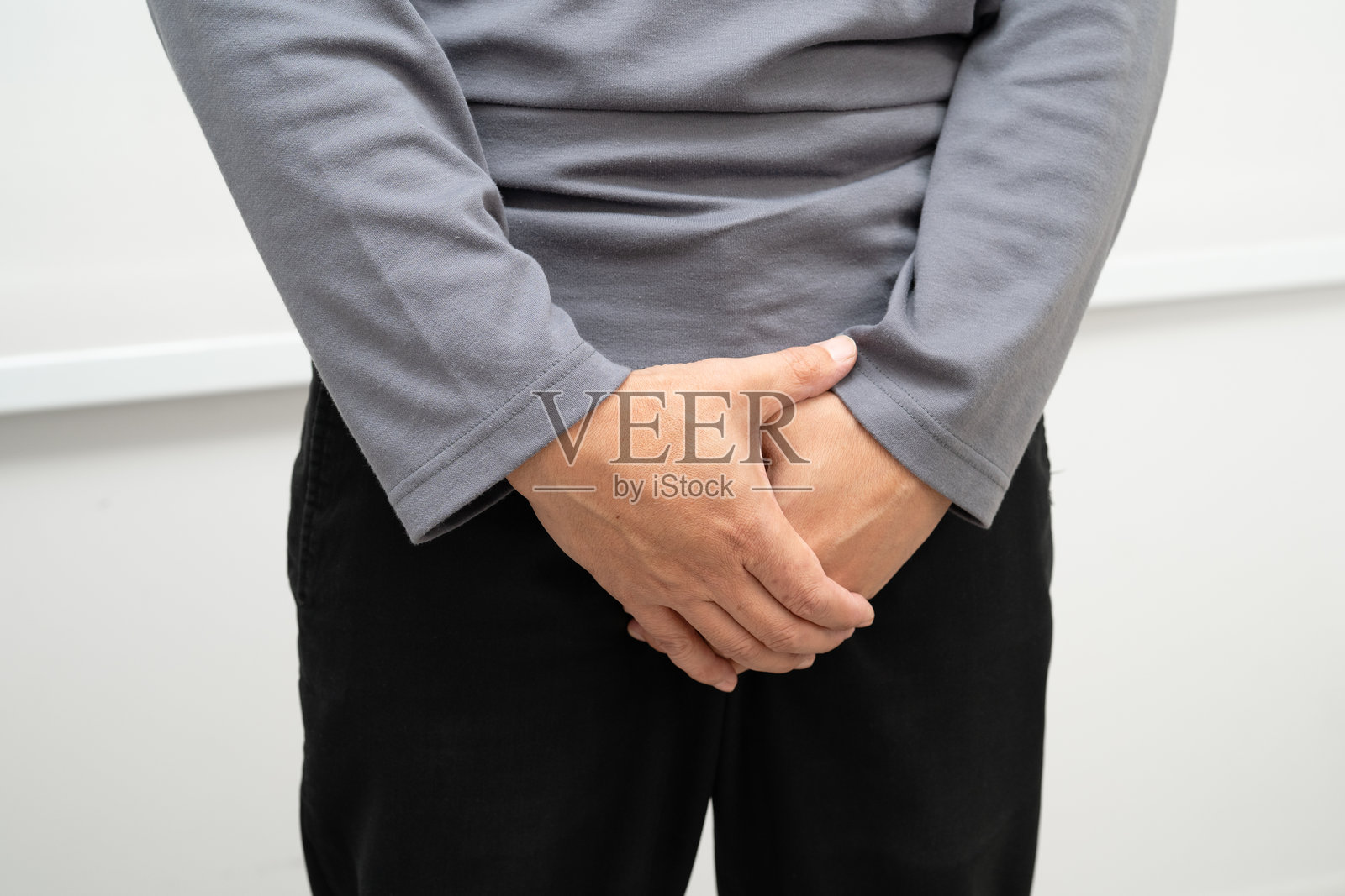 疝气，亚洲男性腹痛，腹部疼痛和泌尿科健康问题照片摄影图片