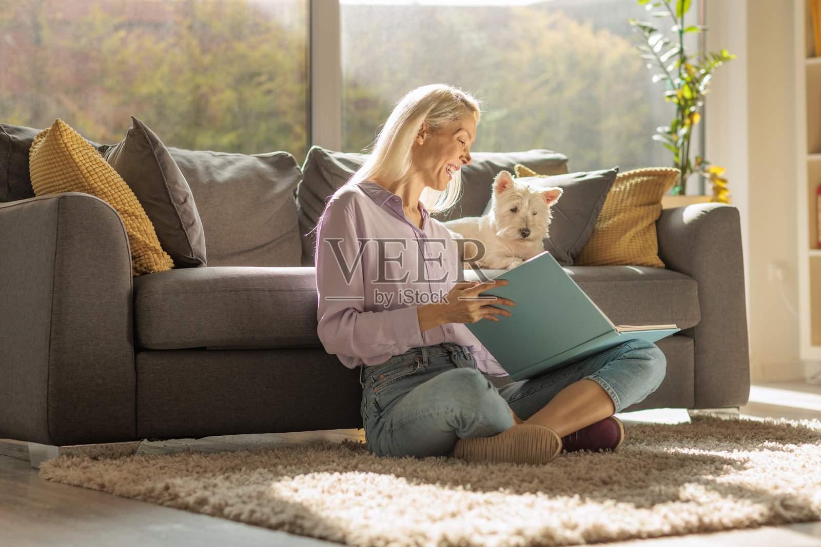 女子在家放松阅读照片摄影图片
