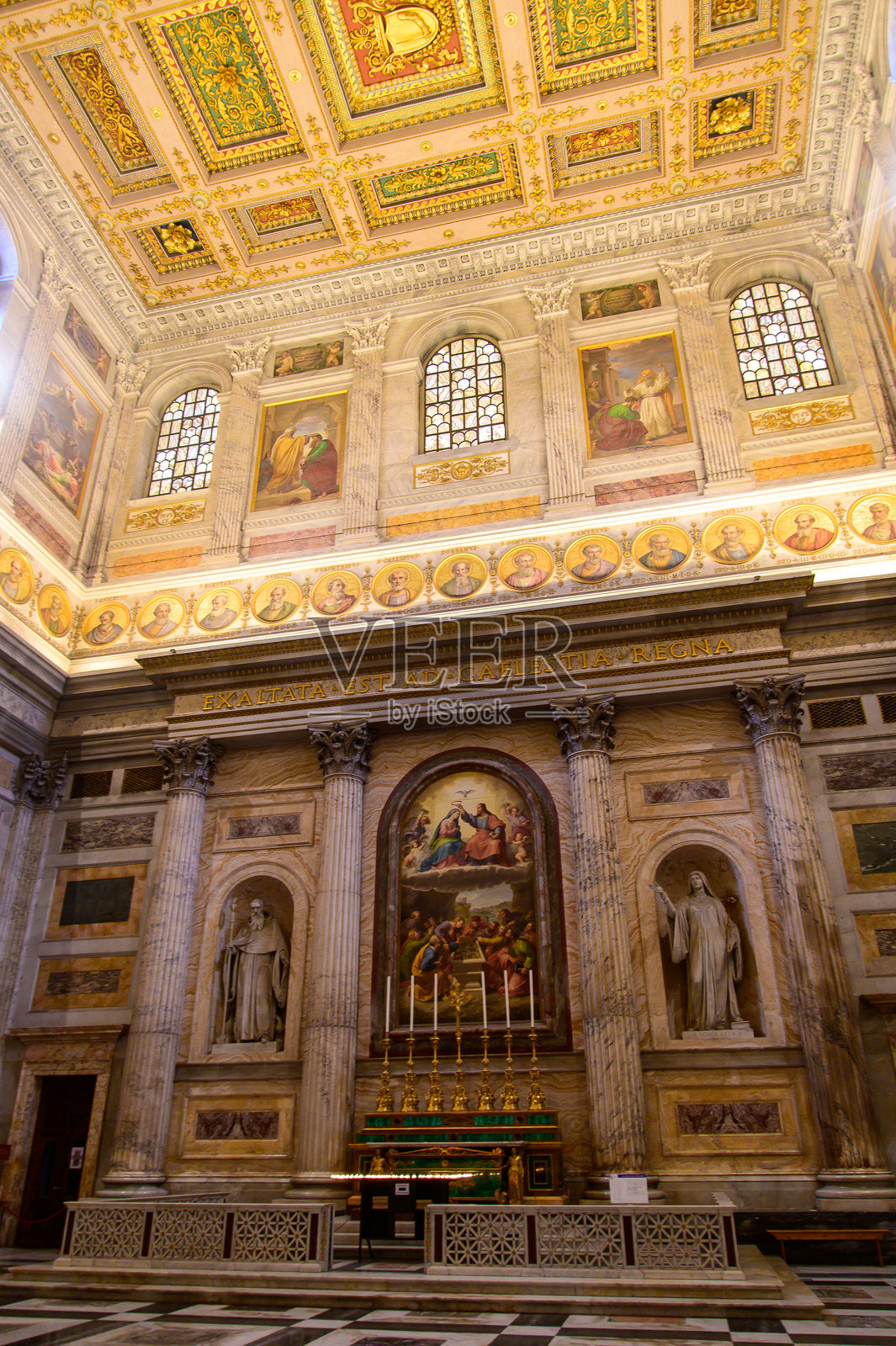 意大利罗马，圣保罗大殿外教堂的美丽景色照片摄影图片