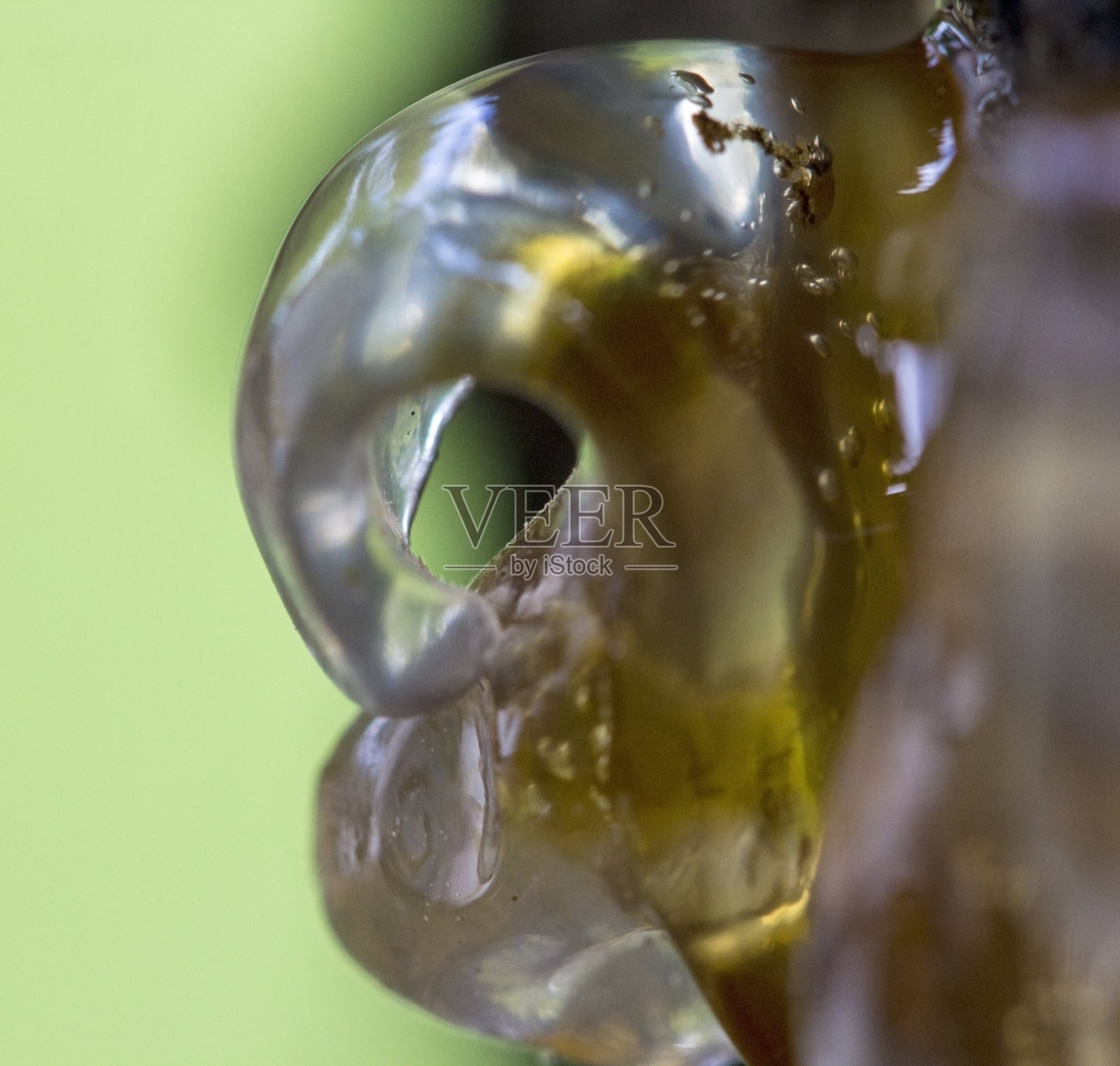 樱花树皮上黄色的树脂特写照片摄影图片