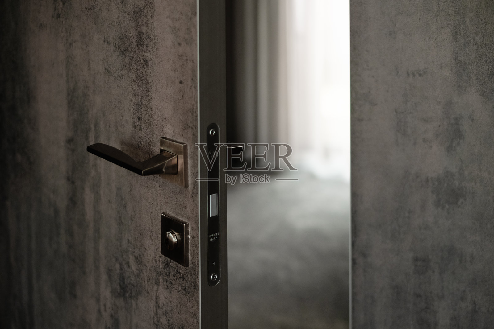 通过灰色独特设计的门和锁的视野照片摄影图片