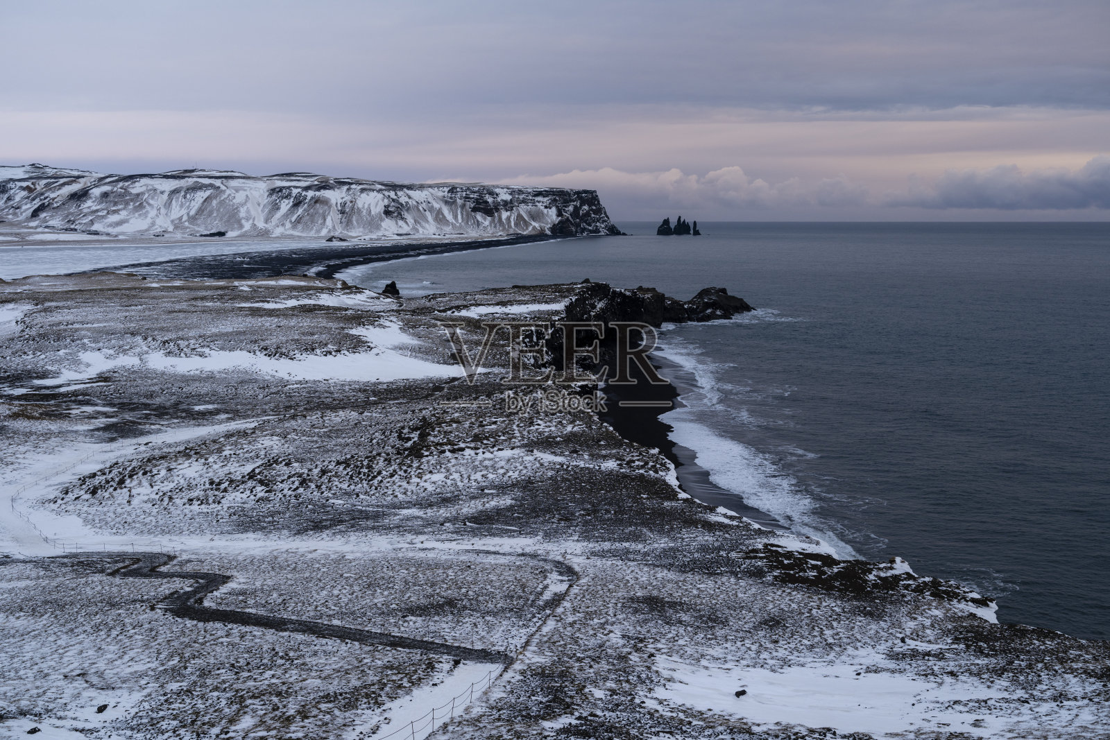 冰岛冬季海岸风光，有黑沙滩和海蚀柱。照片摄影图片
